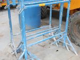 une photo d'un chantier de construction où l'on voit une fourche et un grand conteneur bleu