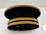 un chapeau noir orné d'un ruban doré