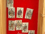 un présentoir de cartes à jouer dans un coffret en bois