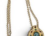 Gros plan sur un collier orné d'une pierre verte