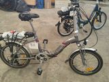 deux vélos garés l'un à côté de l'autre dans un garage