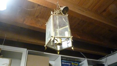 une lampe suspendue au plafond de la pièce