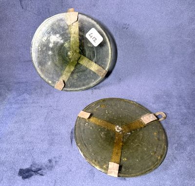 deux plaques métalliques posées sur une surface bleue
