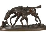 statue en bronze représentant un cheval et un chien sur fond blanc