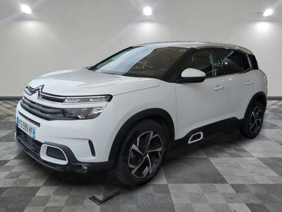 le nouveau suv de citrole est garé dans une salle d'exposition