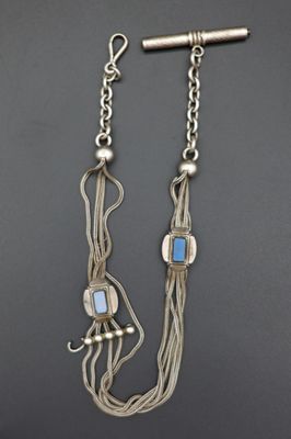 gros plan d'un collier sur fond noir