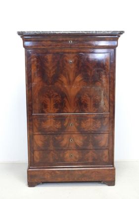 une image d'une commode en bois avec un plateau en marbre