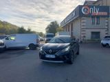 La voiture est garée sur le parking situé à l'extérieur du bâtiment.
