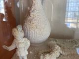 une petite figurine dans une vitrine, à côté de laquelle se tient un petit garçon