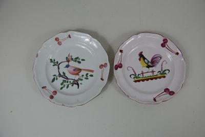 Deux assiettes en faïence de l’Est à décor de coq sur une ba…