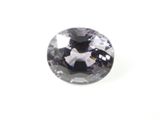 un gros plan d'un diamant noir et blanc sur une surface blanche