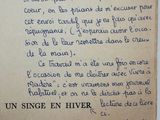 un vieux livre sur lequel est écrit un poème en français