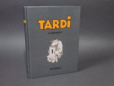 le livre repose sur une surface grise avec un fond noir