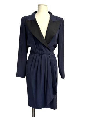 La robe est bleue et noire, avec un col à revers noir