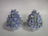 deux vases ornés de fleurs bleues sur un fond blanc