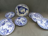 plusieurs assiettes bleues et blanches et une assiette sur laquelle est représenté un cheval