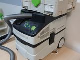 une machine posée sur une table à côté d'un aspirateur