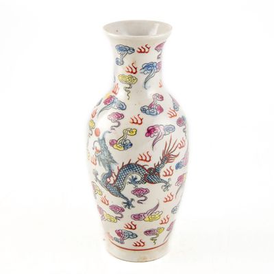 un vase orné d'un dragon sur fond blanc