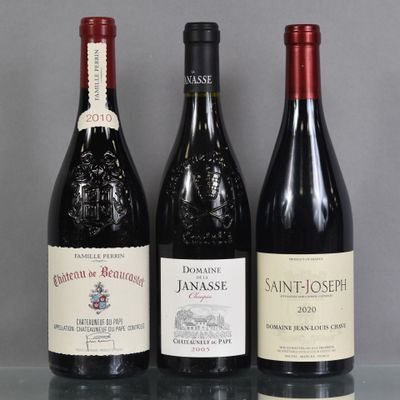 trois bouteilles de vin sont alignées sur une table