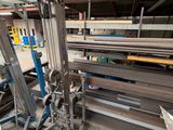 une machine qui travaille sur une pièce de métal