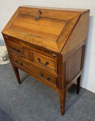 Commode scribanne en merisier ouvrant par deux tiroirs et un…