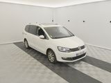 une camionnette blanche garée dans une pièce au sol à carreaux et aux murs blancs