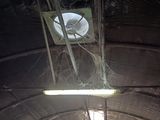 une lampe suspendue au plafond d'un immeuble