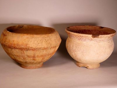 Deux pots en terre cuite, SOMONO et DJENNE, MALI.