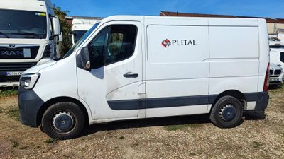 une camionnette blanche garée dans la poussière