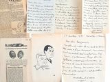 plusieurs vieilles lettres et documents sur lesquels figurent des photos de personnes