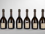 six bouteilles de vin sont alignées dans une rangée
