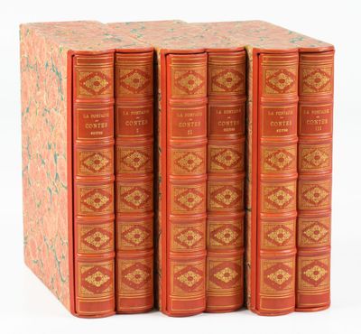 six livres rouges empilés les uns sur les autres sur une surface blanche