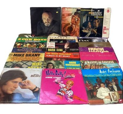 Dans un carton, important ensemble de vinyles 33T comprenant…