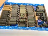 une boîte remplie de véhicules militaires miniatures et d'autres objets