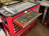 une image d'un établi dans un garage