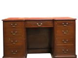 une image d'un bureau en bois avec des tiroirs et des tiroirs dessus