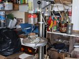 une photo d'une pièce encombrée d'objets divers et d'outils