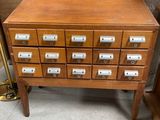 une armoire en bois comportant de nombreux tiroirs