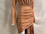 un mannequin vêtu d'une robe marron sur un mannequin