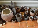 de nombreux vases posés sur le sol les uns à côté des autres