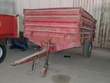 une photo d'une caravane rouge garée dans un garage