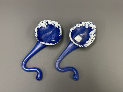 paire de cuillères en porcelaine bleue et blanche ornées de motifs floraux