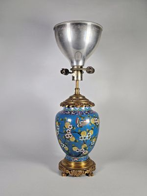 Vase en bronze et émaux cloisonnés à décor polychrome de gra…