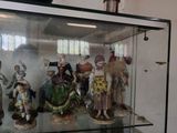 de nombreuses figurines exposées dans une vitrine