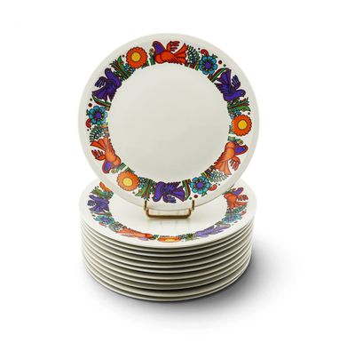de nombreuses assiettes empilées les unes sur les autres sur une surface blanche