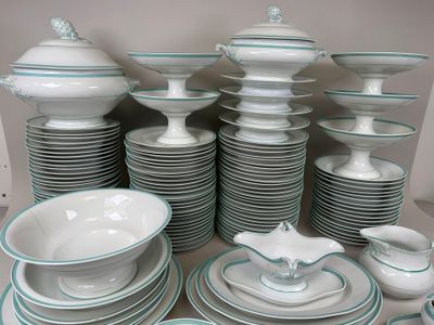 a lot of plates and bowls that are stacked together