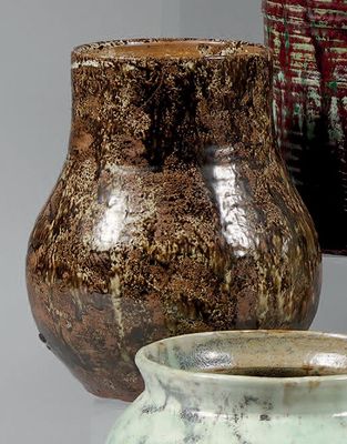 trois vases posés l'un à côté de l'autre sur une table