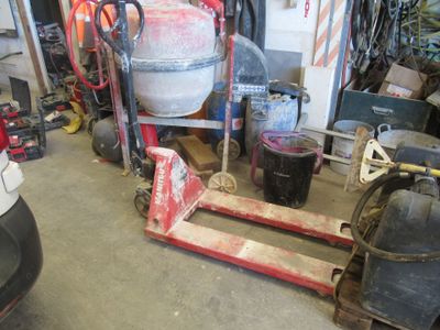 une photo d'un garage rempli d'outils et de matériel