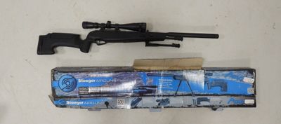 un pistolet et un fusil posés sur une table