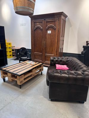 un salon avec un canapé, un fauteuil, une table basse et un meuble TV